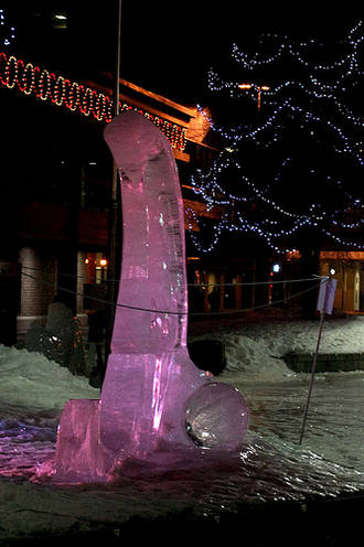 Some sculptures in the form of a penis are the work of Mother Nature. Sometimes, icebergs shaped as a penis can also be made by man. (flickr)