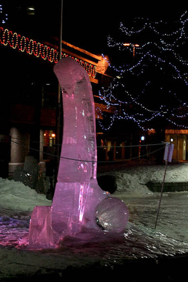 Some sculptures in the form of a penis are the work of Mother Nature. Sometimes, icebergs shaped as a penis can also be made by man. (flickr)