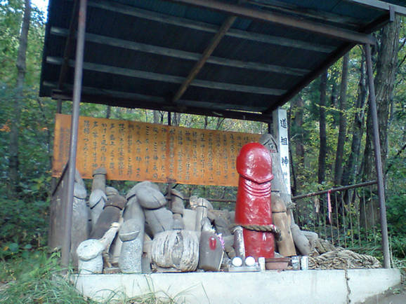 The worshipping of dekachin (big penis). (jlp)