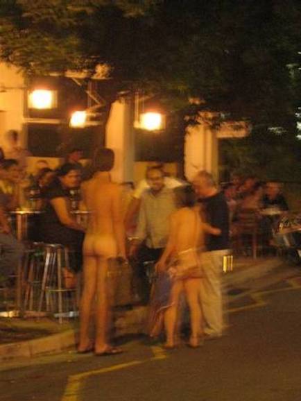 The guests of the restaurants clapped excitedly and took their photographs in all possible ways.