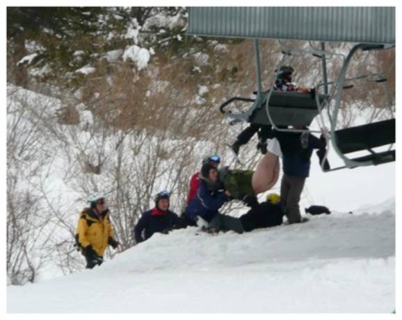 After fifteen minutes, the staff of the ski resort came to his rescue.